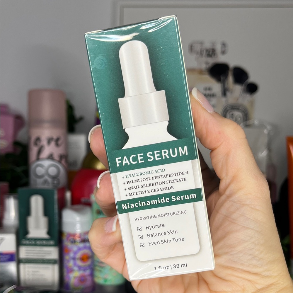 Hyaluronic acid and niacinamide face serum
New in box